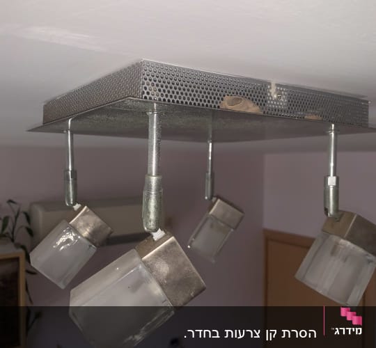 מנורת תקרה עם ארבעה גופי תאורה תלויים